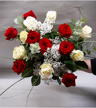 Bouquet de roses rouges et blanches gros bouton